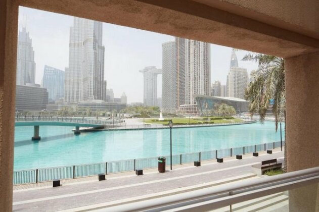 Fantastay Exotic 3 Bdr Duplex Villa with Fountain Views in Downtown Dubai - Photo4
