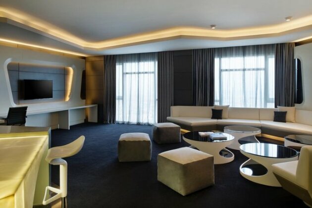 V Hotel Dubai Curio Collection by Hilton - Photo5