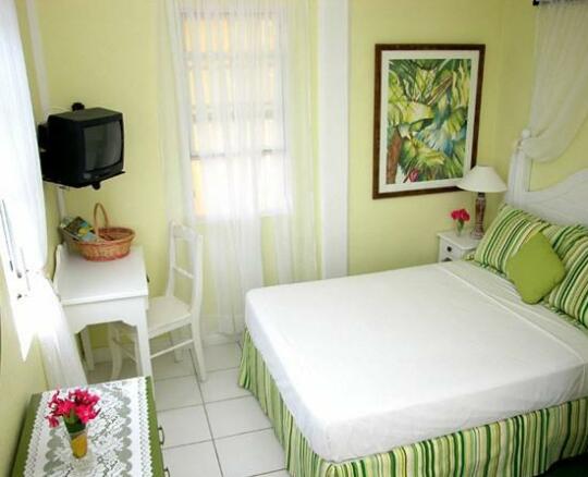 Lloyd's Guest House - Photo2