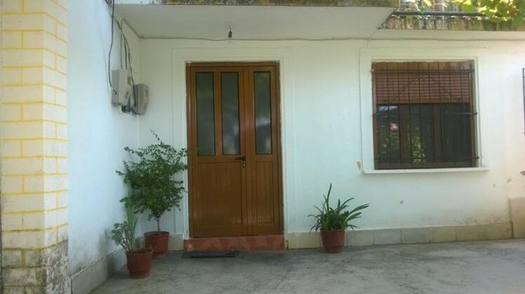 Flora's Guesthouse - Photo2
