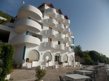Paradise Lukova Hotel