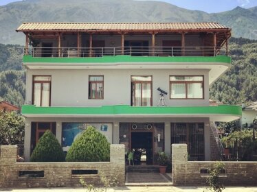 Gold Guest House & Bar