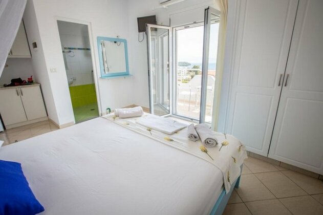 Two Mermaids Hotel - Photo2