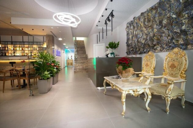 Metro Hotel Tirana - Photo2