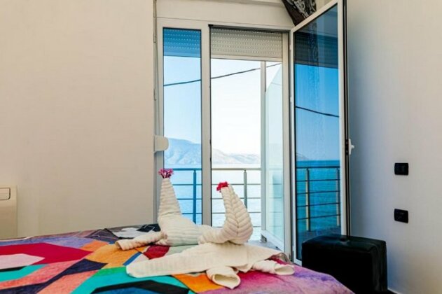 Dion's Hotel Restorant - Photo2