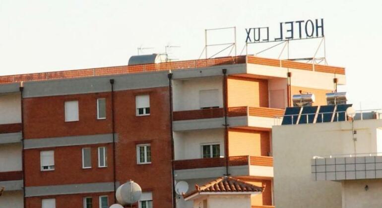 Hotel Lux Vlore - Photo2