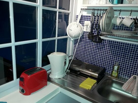 Monoambiente con bano privado y cocineta dentro de casa - Photo4