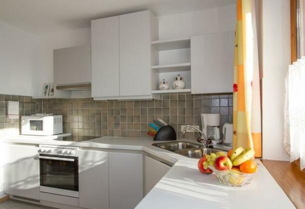 Apart - Margit - Photo2