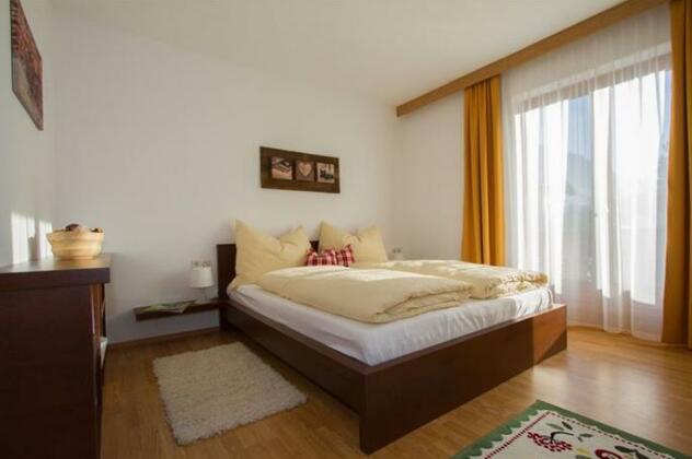 Apart - Margit - Photo4