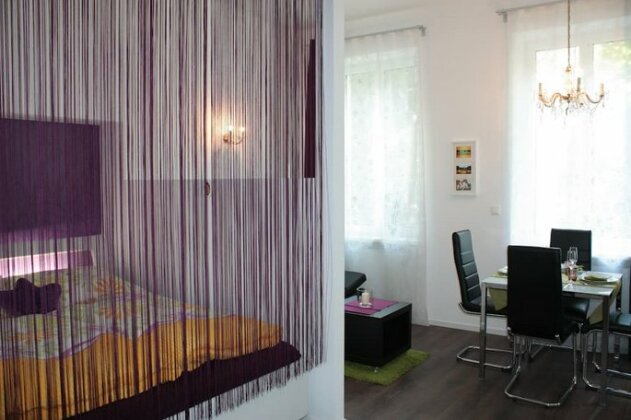 GoVienna Small Modern Apartment - Photo4