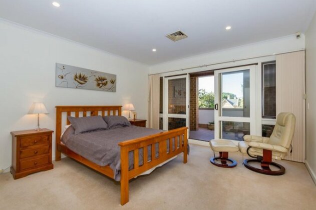 Adelaide 3 Bedroom Luxurious Home - Photo4