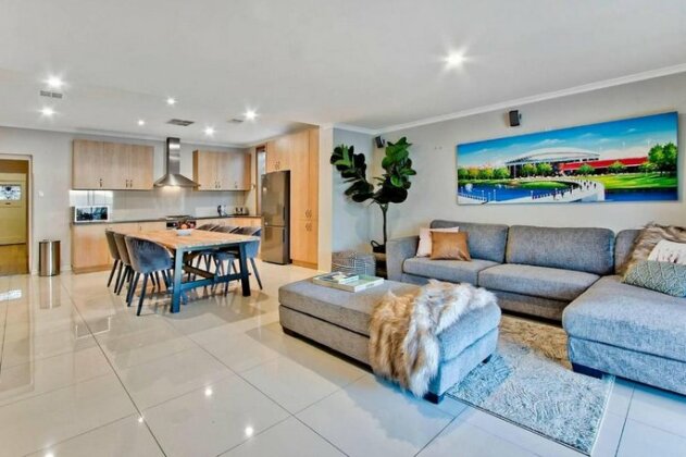 Adelaide 4 Bedroom House with Pool - Photo2