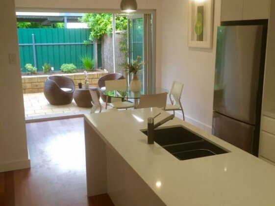 Chic Townhouse in North Adelaide - Photo3