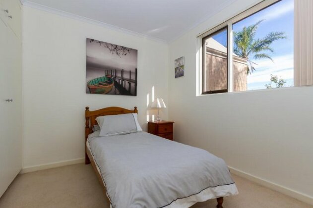 Close to City - Spacious 3 Bedroom Townhouse - Photo3