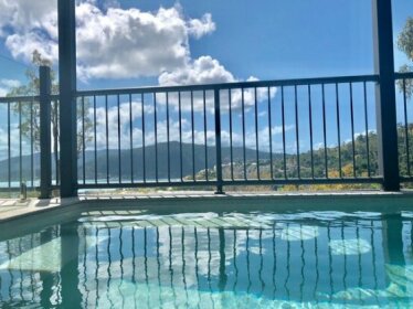 Seaviews Pool BBQ Luxury home in Airlie Beach Central