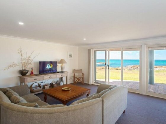 The Whale Watcher' 1/6 Birubi Lane - waterfront unit with stunning views level access - Photo5