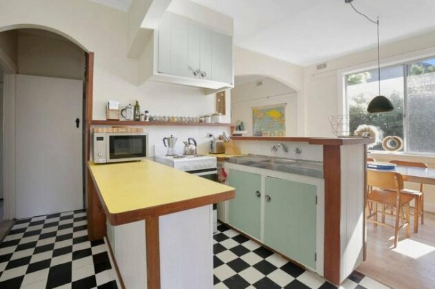 4 Montrose Ave - Retro Home In The Heart Of Town - Photo4