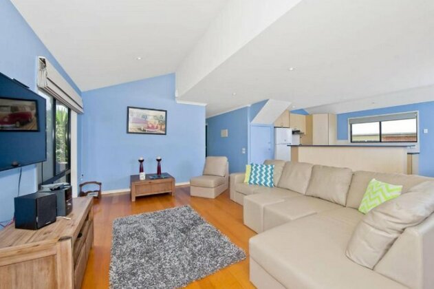 BLUE SKYES - family home with balcony & views - Photo3