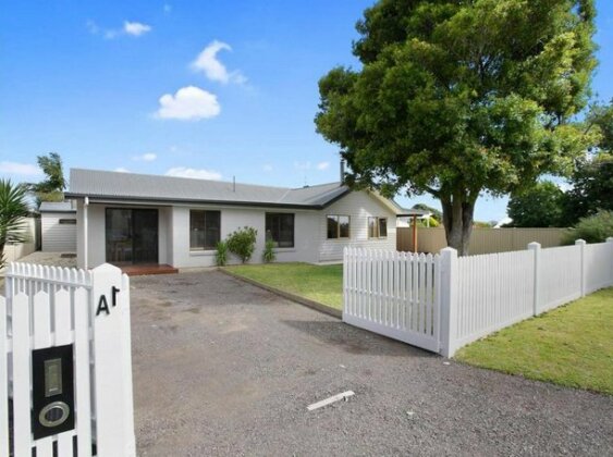 THE ASHMAN HOUSE - modern and close to town - Photo2