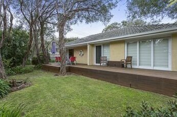 Carinya front beach house - With Entertaining Deck - Photo3