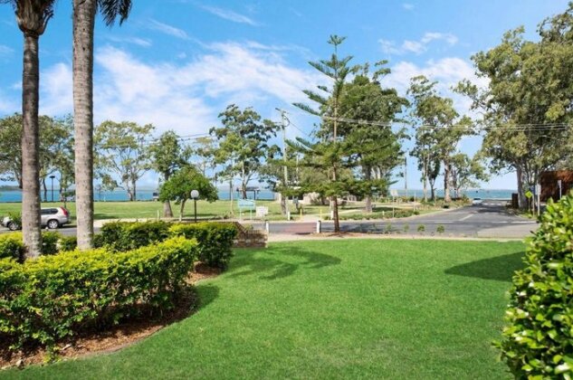 Great location close to waterfront Shops Restaurants and Cafes - Photo3