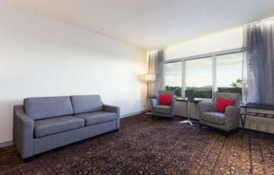 Calamvale Hotel Suites and Conference Centre - Photo3