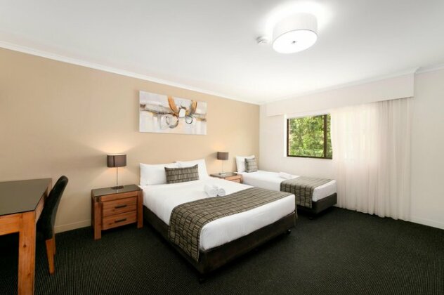 Mt Ommaney Hotel Apartments - Photo2