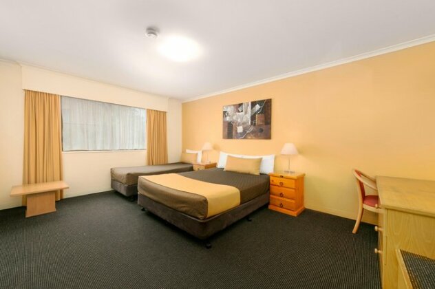 Mt Ommaney Hotel Apartments - Photo5