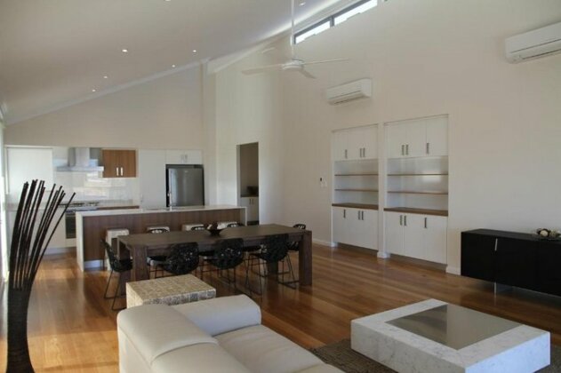 The Carnarvon Luxury Canal Home - Photo4