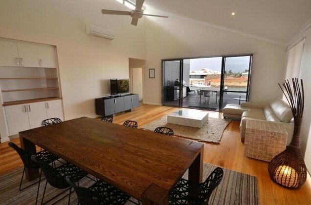 The Carnarvon Luxury Canal Home - Photo5