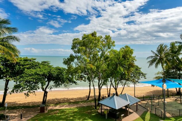 Beachfront Apartments on Trinity Beach - Photo4