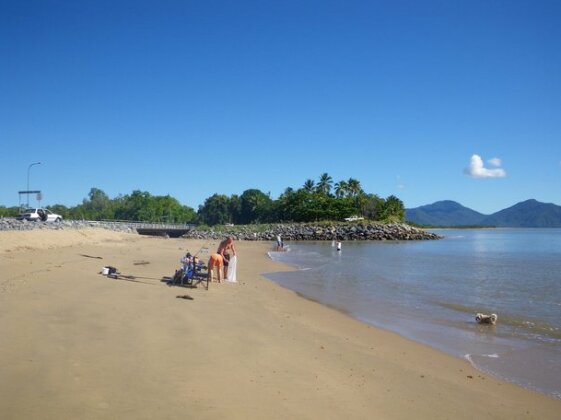 Homestay - CAIRNS Qld funky beach cottage - Photo2