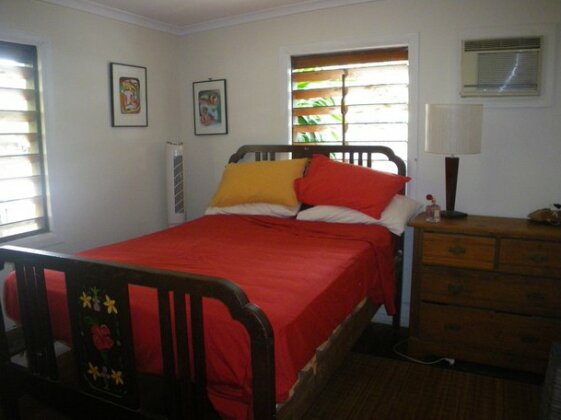 Homestay - CAIRNS Qld funky beach cottage - Photo3