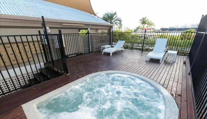 Luxury Pool Side Apartment in Beachfront Resort - Photo4