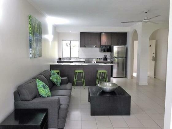 Palm Cove Pool Access Apartment - Photo3