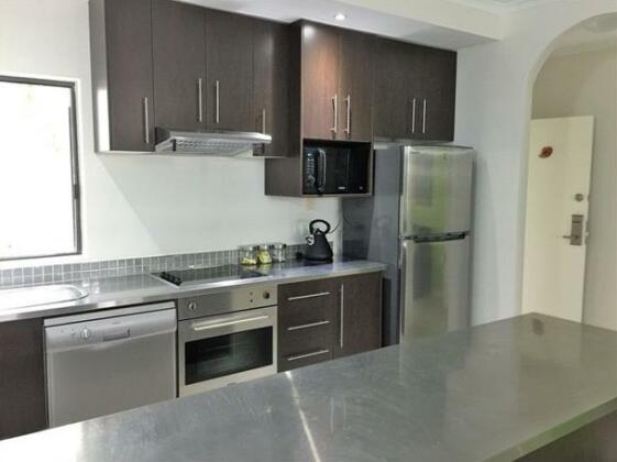 Palm Cove Pool Access Apartment - Photo4