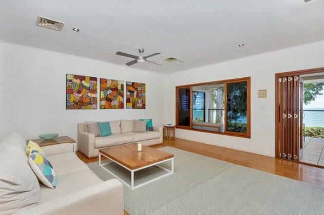 Seascape Luxury Beachfront House - Photo5