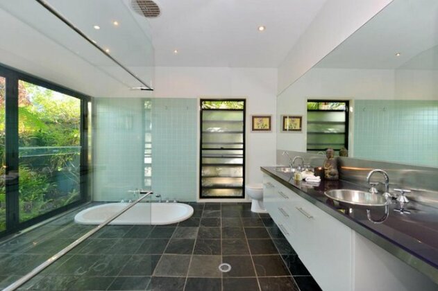 Trinity Beach Hideaway - Photo2