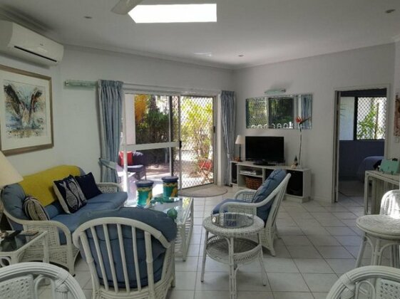 Trinity Beach POOLSIDE Apartment - Photo5