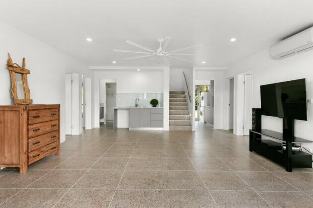 Tropical Beachside Oasis in Clifton Beach - Photo4