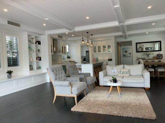 Luxury Hamptons Beachside Home in Dicky Beach - Photo5