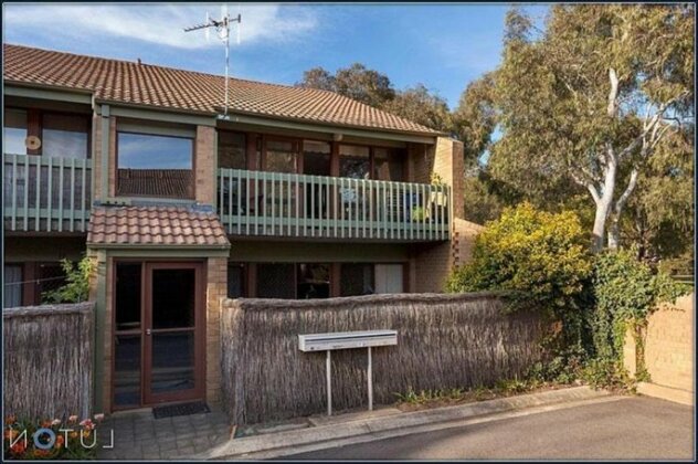 Deep-cleaned Perfect for Self-Isolation Quiet central Lyneham house near sporting shops bushland