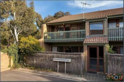 Deep-cleaned Perfect for Self-Isolation Quiet central Lyneham house near sporting shops bushland