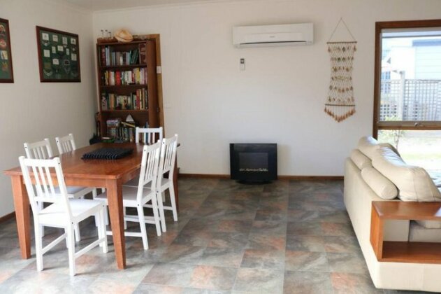 Inviting Cape Beach apartment in private setting - Photo5