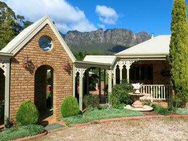 Mount Roland Country Lodge