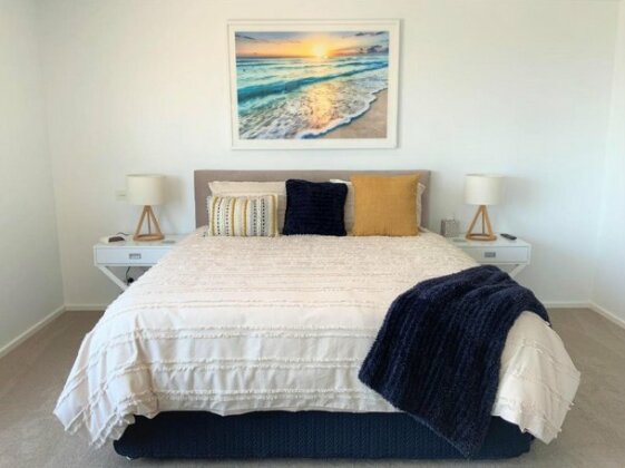 Sea la Vie 2 Luxury Apartment in Coffs Harbour Jetty with pool views and walking distance to the b