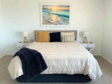 Sea la Vie 2 Luxury Apartment in Coffs Harbour Jetty with pool views and walking distance to the b