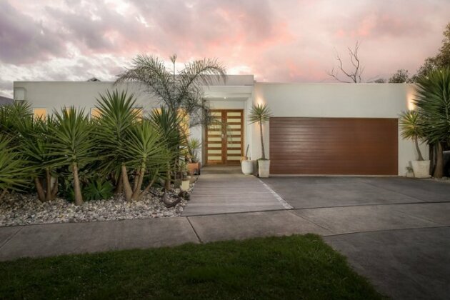 Currawong Close - Pool & Alfresco - Rejuvenate Stays - Photo2