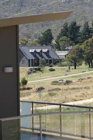 Ecocrackenback 7 'Sustainable luxurious chalet close to the slopes ' - Photo3