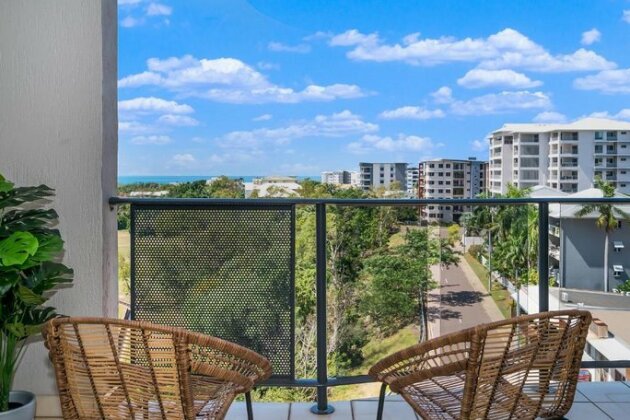 CBD Top Floor Apartment with Breath Taking Views
